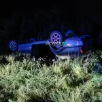 Полная подростков Toyota Camry в Яровом приземлилась на крышу у забора