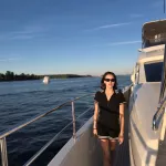 Алина Загитова обнажила стройные ноги во время прогулки на яхте. Фото