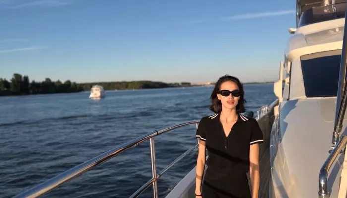 Алина Загитова обнажила стройные ноги во время прогулки на яхте. Фото