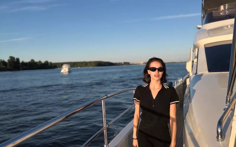 Алина Загитова обнажила стройные ноги во время прогулки на яхте. Фото