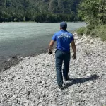 В Республике Алтай продолжают искать упавшего в Катунь подростка из Новосибирска