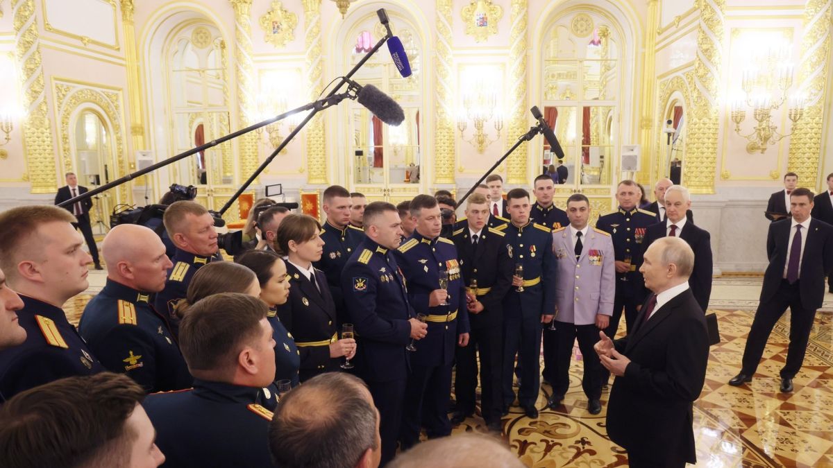 Встреча Путина с выпускниками военных вузов