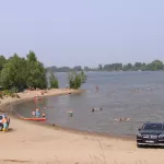 Запретный берег: барнаульцы массово отдыхают на диком пляже вопреки безопасности. Фото