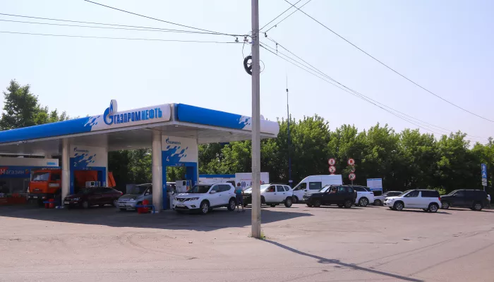 Очереди, бензовозы и ценники: что происходит на АЗС Барнаула и почем сейчас топливо. Фото