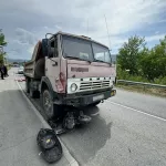 Выехал на встречку: в Горно-Алтайске водитель мопеда погиб под колесами КАМАЗа