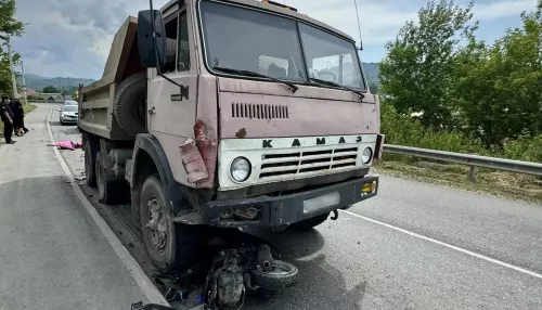 Выехал на встречку: в Горно-Алтайске водитель мопеда погиб под колесами КАМАЗа