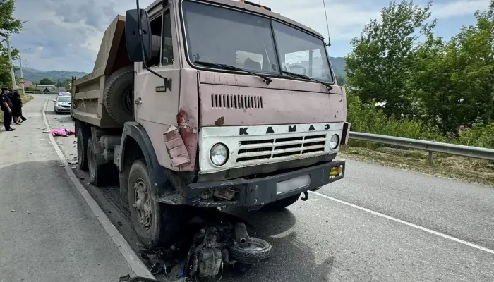 Выехал на встречку: в Горно-Алтайске водитель мопеда погиб под колесами КАМАЗа