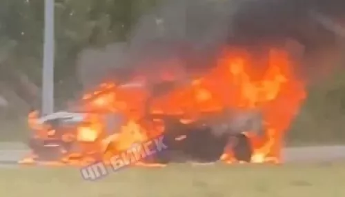 Легковой автомобиль сгорел дотла на трассе перед Бийском