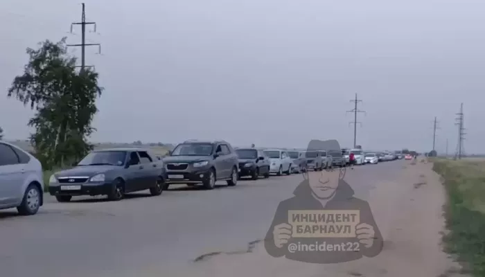 Еще час и заправлюсь: жители Алтайского края стоят в очередях на АЗС: видео