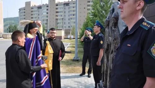 Памятник пограничникам торжественно открыли в Республике Алтай
