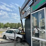 Водитель Nissan протаранил здание картинг-центра в Барнауле и скрылся