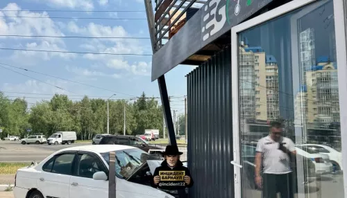 Водитель Nissan протаранил здание картинг-центра в Барнауле и скрылся
