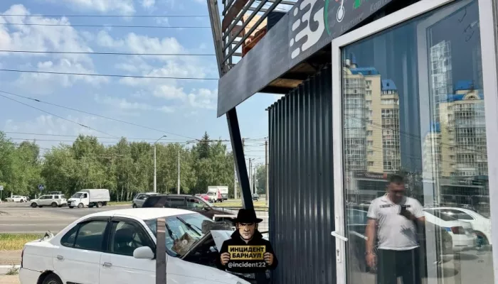 Водитель Nissan протаранил здание картинг-центра в Барнауле и скрылся