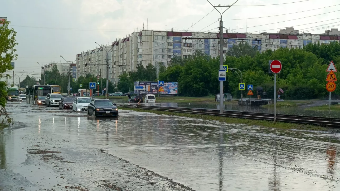 Дорогу в Индустриальном районе Барнаула серьезно затопило после дождя. Фото и видео
