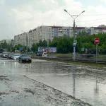 Дорогу в Индустриальном районе Барнаула серьезно затопило после дождя. Фото и видео