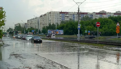 Дорогу в Индустриальном районе Барнаула серьезно затопило после дождя. Фото и видео