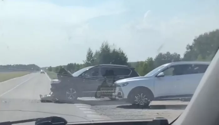 Легковушка врезалась в автобус на трассе в Алтайском крае