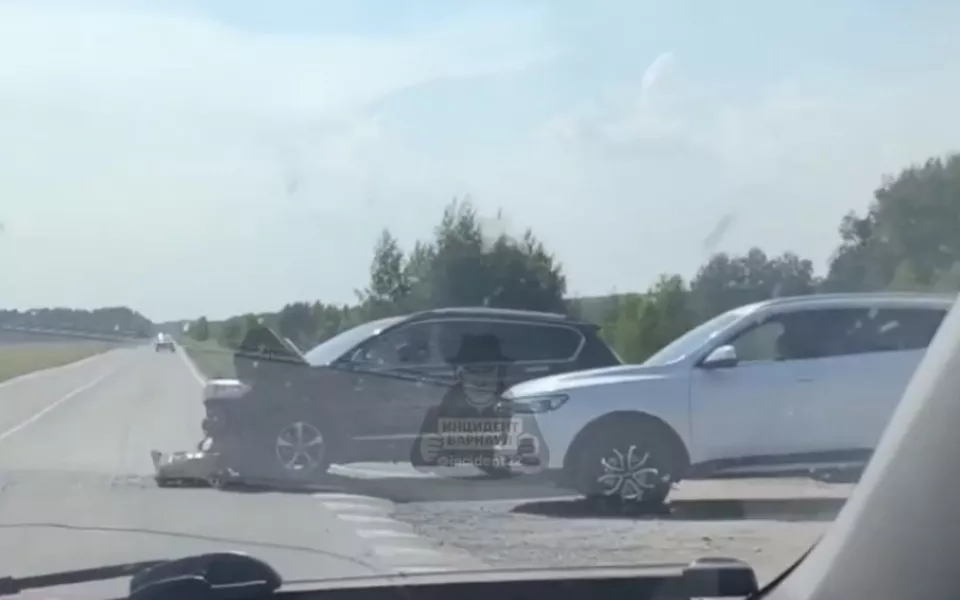 Легковушка врезалась в автобус на трассе в Алтайском крае