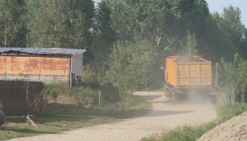 Жители поселка Фирсово жалуются на пыль от легковых машин и большегрузов
