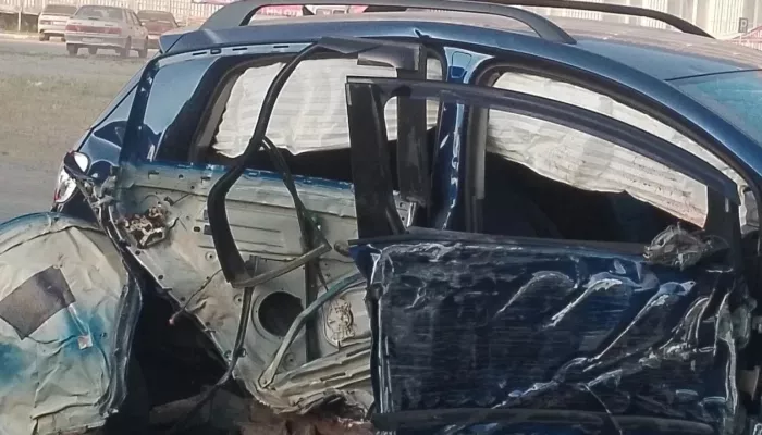 Два человека получили тяжелые травмы в ДТП со столбом в Бийске