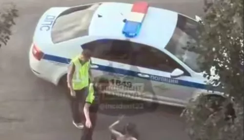 Полуголый мужчина врезался головой в автомобиль и катался по земле в Барнауле