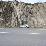 Mitsubishi влетел в скалу в Республике Алтай: пассажирка попала в больницу