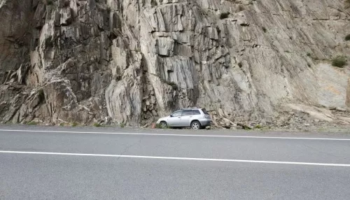 Mitsubishi влетел в скалу в Республике Алтай: пассажирка попала в больницу