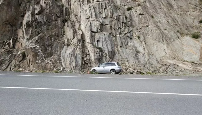 Mitsubishi влетел в скалу в Республике Алтай: пассажирка попала в больницу