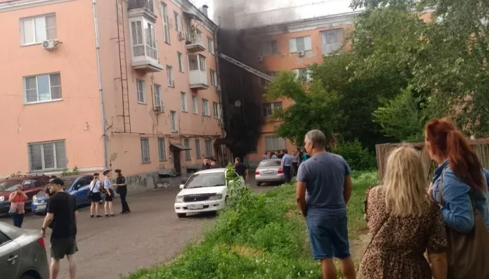 Четырехэтажный жилой дом загорелся на пр. Калинина в Барнауле