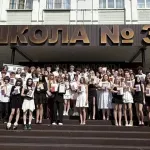 В Барнауле проходят выпускные в школах: фото с вручений аттестатов