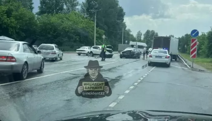 Два человека получили травмы в результате ДТП в Барнауле