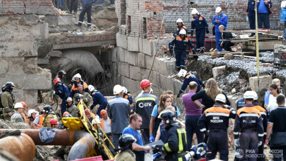 Число жертв обрушения здания в Новосибирске достигло трех человек