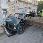 Трактор протаранил припаркованный автомобиль в центре Барнаула. Фото