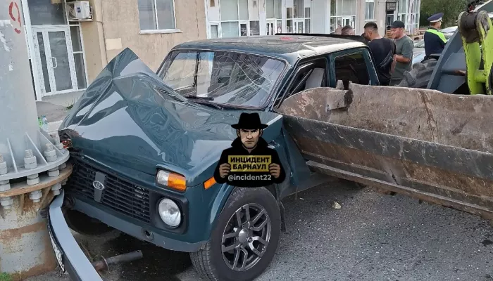 Трактор протаранил припаркованный автомобиль в центре Барнаула. Фото