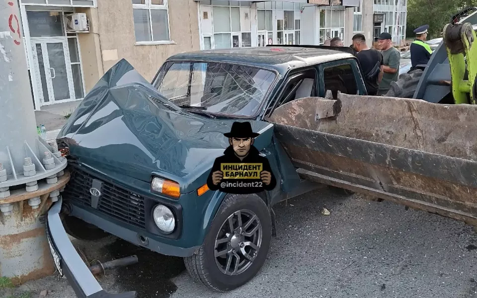 Трактор протаранил припаркованный автомобиль в центре Барнаула. Фото