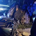Иномарку разорвало пополам после столкновения со столбом в Новосибирске. Фото
