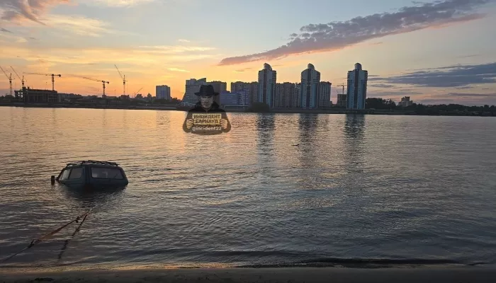 Нива ушла под воду в районе Нового моста в Барнауле