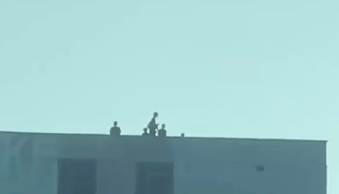 Подростков заметили на самом краю крыши заброшенного здания в Барнауле