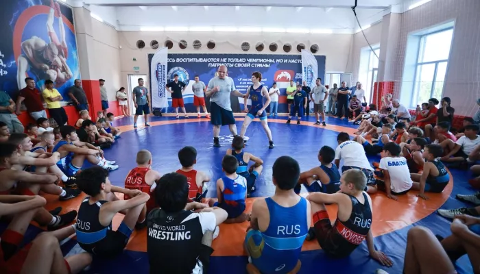 Олимпийский чемпион Александр Карелин дал урок юным борцам Республики Алтай