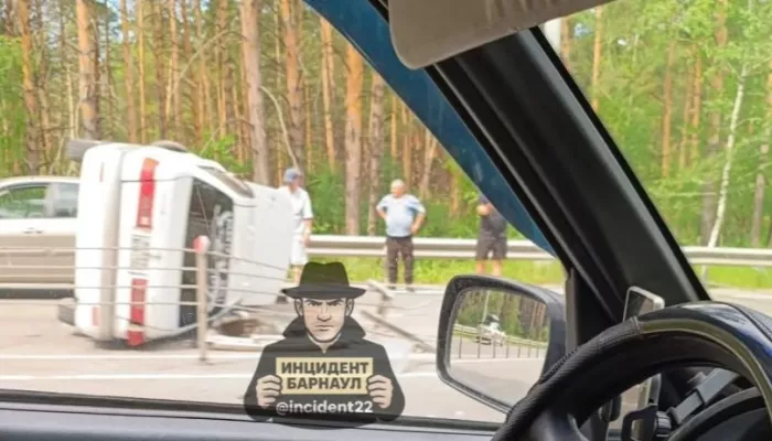 Автомобиль перевернулся на бок на шоссе Ленточный бор в Барнауле