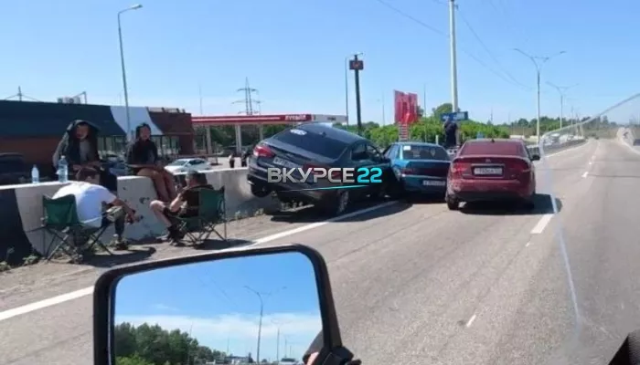 Большая пробка собралась на Старом мосту в Барнауле из-за ДТП
