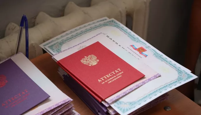 Почти четыре тысячи барнаульских школьников получили аттестаты