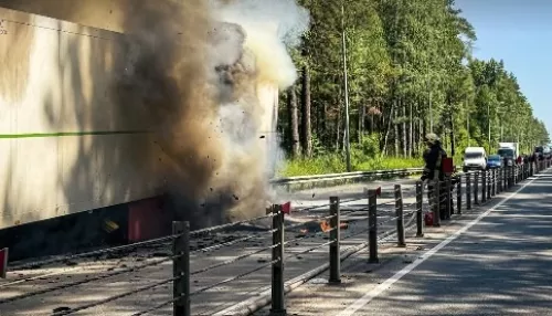 Полыхающую фуру потушили на шоссе Ленточный бор в Барнауле