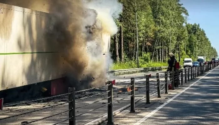 Полыхающую фуру потушили на шоссе Ленточный бор в Барнауле