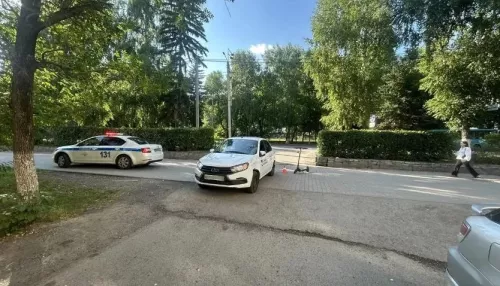 Водитель Lada Granta сбил двух детей на электросамокате в Горно-Алтайске