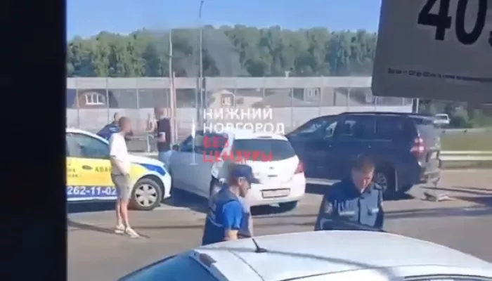 Водитель грузовика снес 17 автомобилей в Нижнем Новгороде. Видео