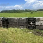 Автобус с 27 детьми улетел в кювет на трассе в Красноярском крае. Фото