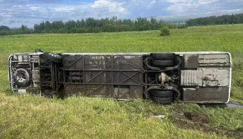 Автобус с 27 детьми улетел в кювет на трассе в Красноярском крае. Фото