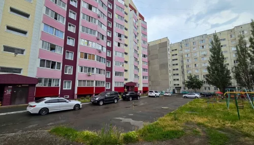 Уютную студию у парка Юбилейный продают в тихом дворе Барнаула. Фото