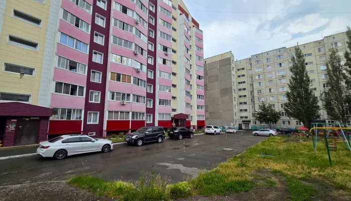Уютную студию у парка Юбилейный продают в тихом дворе Барнаула. Фото